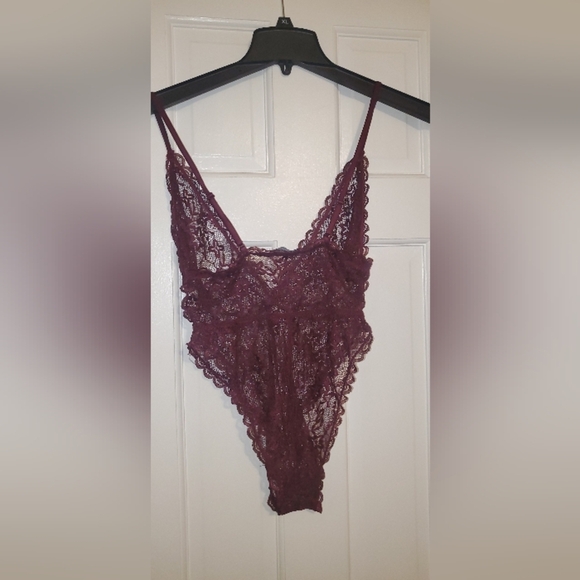 MAROON Lace bodysuit with a deep V-neck and thin straps - Picture 5 of 11
